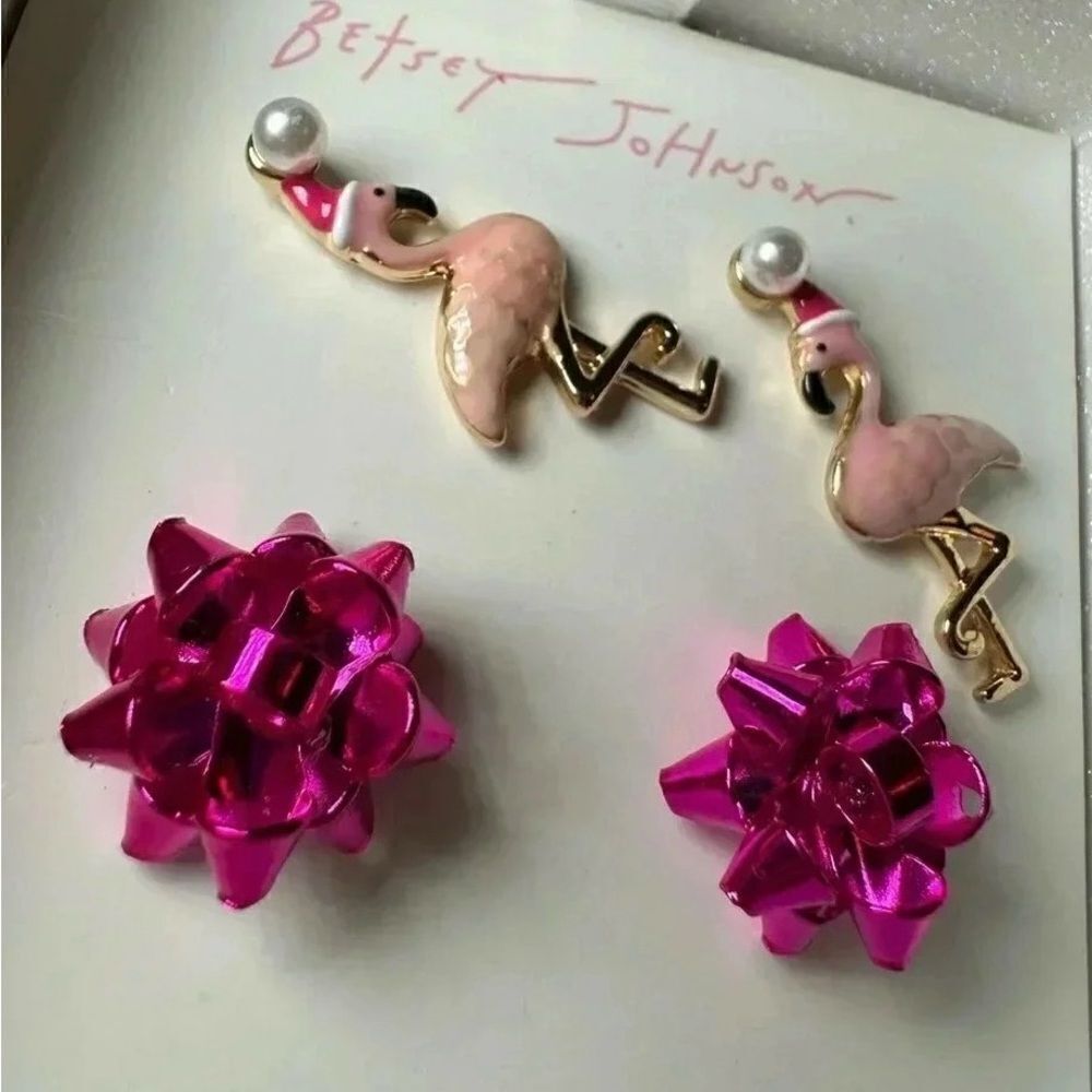 🩷 Betsey Johnson 2 pairs of stunning flamingo & Christmas bow earrings 🩷